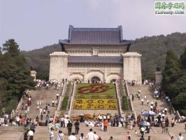 [南京一日游] 侵华日军南京大屠杀遇难同胞纪念馆、中山陵、南京博物院、夫子庙、总统府、玄武湖、雨花台其中任意4个景点